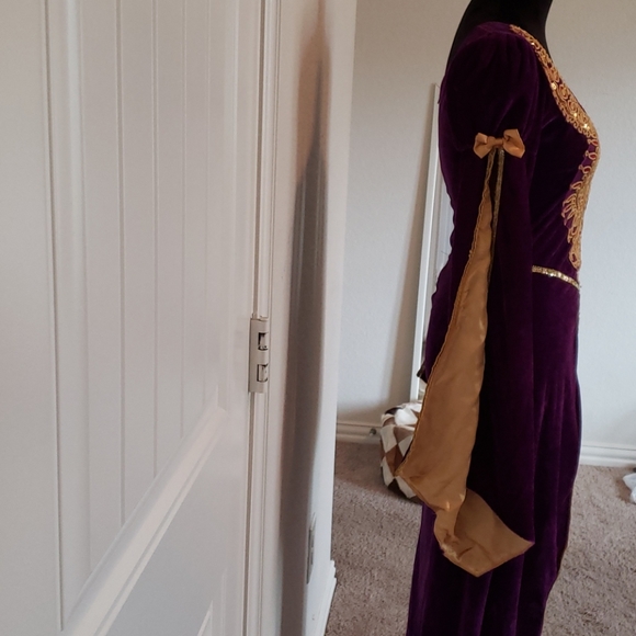 Halloween 🎃 Queen dress size small 👑 - Picture 5 of 9